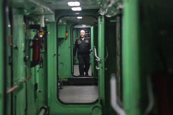 Oficial da marinha a bordo do Admiral Kuznetsov em Murmansk - Sputnik Brasil