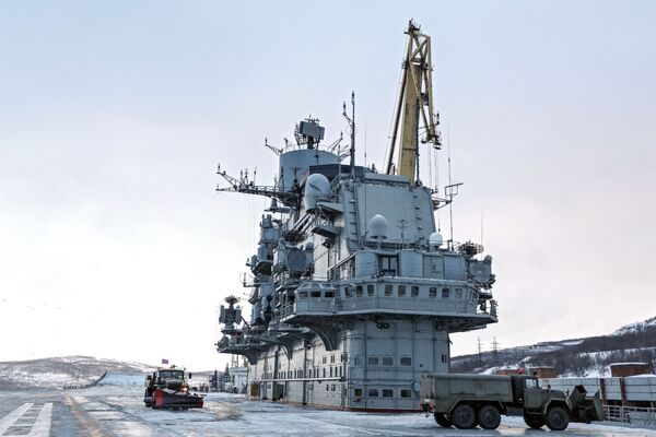 Porta-aviões russo Admiral Kuznetsov da Frota do Norte da Marinha da Rússia no cais do estaleiro em Murmansk - Sputnik Brasil