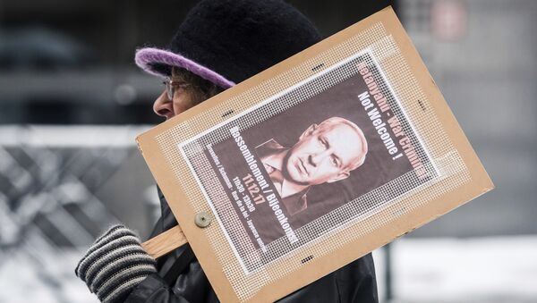 Uma mulher segura cartaz de protesto durante uma visita do primeiro-ministro israelense, Benjamin Netanyahu, na sede da UE em Bruxelas, na segunda-feira, 11 de dezembro de 2017. - Sputnik Brasil