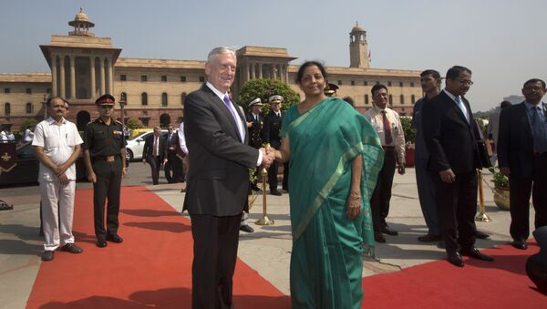 A ministra indiana da Defesa, Nirmala Sitharaman aperta a do secretário de Defesa dos EUA, Jim Mattis, durante visita ao escritório do Ministério da Defesa, em Nova Deli, na Índia. - Sputnik Brasil