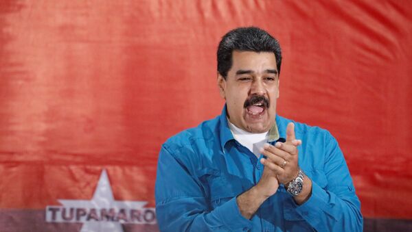 Nicolás Maduro, presidente da Venezuela, aplaude durante um evento em Caracas em 3 de fevereiro de 2018 - Sputnik Brasil