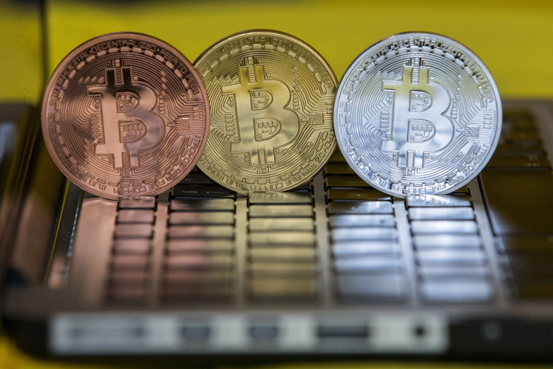 A picture taken on February 6, 2018 shows a visual representation of the digital crypto-currency Bitcoin, at the Bitcoin Change shop in the Israeli city of Tel Aviv - Sputnik Brasil, 1920, 22.11.2021