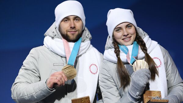 Anastasia Bryzgalova and Alexander Krushelnitsky (Russia), winners of the bronze medals in the mixed doubles in the curling tournament at the XXIII Olympic Winter Games, during the award ceremony - Sputnik Brasil