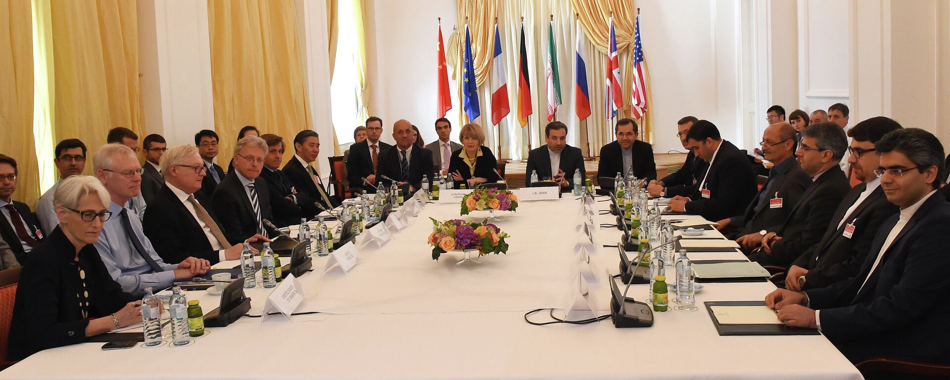 Representantes da União Europeia, EUA, Reino Unido, França, Alemanha, Rússia, China e Irã durante as negociações sobre o acordo nuclear com o Irã, em Viena (foto de arquivo) - Sputnik Brasil, 1920, 06.12.2022