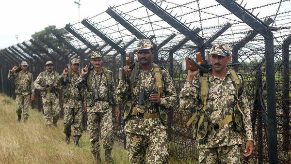 Guardas de fronteira da Índia patrulham a fronteira da Bangladesh perto Siliguri, 6 de setembro de 2011 - Sputnik Brasil