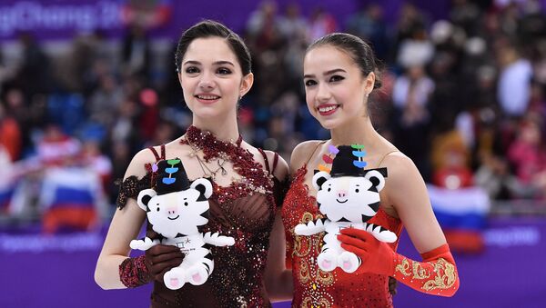 Yevgenia Medvedeva e Alina Zagitova nos Jogos Olímpicos de PyeongChang - Sputnik Brasil