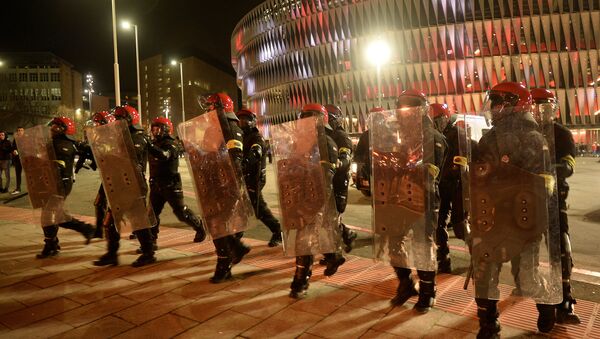Confrontos entre torcida e polícia antes da partida entre Spartak de Moscou e Atlético de Bilbao pela Liga da Europa - Sputnik Brasil
