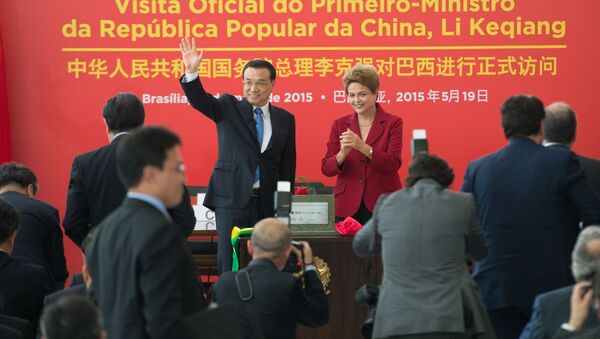Dilma Rousseff e o primeiro-ministro chinês , Li Keqiang, durante assinatura de atos - Sputnik Brasil