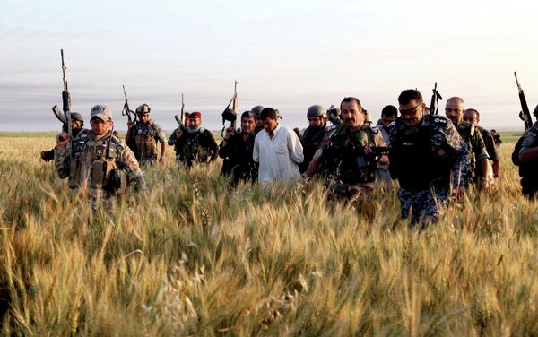 As forças de segurança do Iraque detem supostos militantes do Estado Islâmico durante uma operação. - Sputnik Brasil