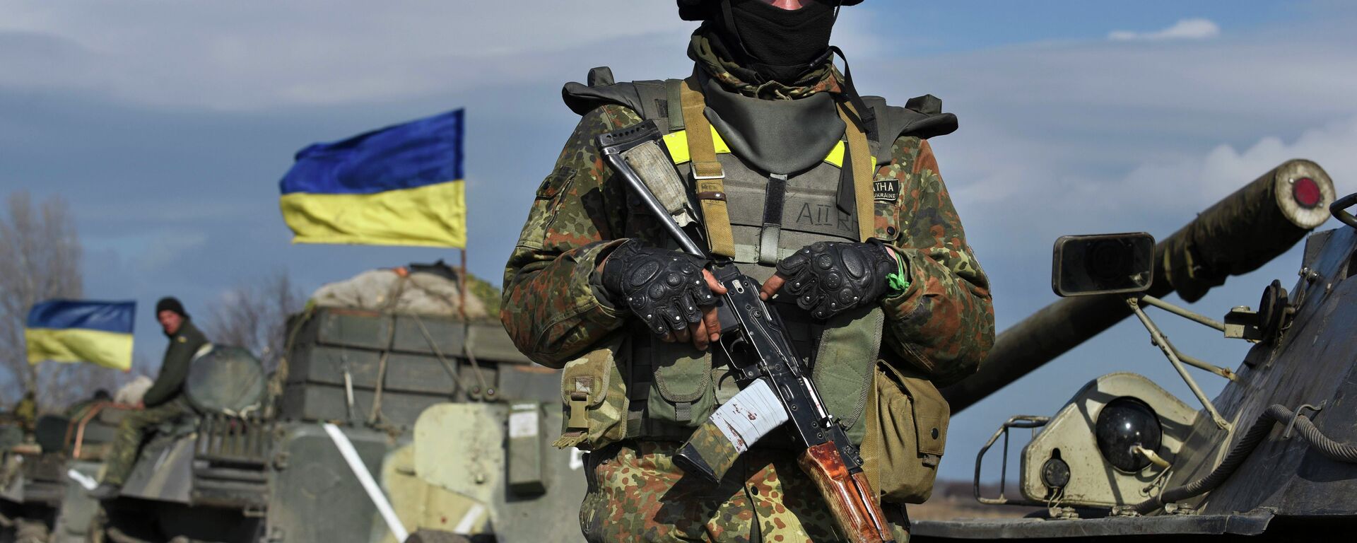 Soldado ucraniano guarda veículos armados na vila de Fedorivka, no leste da Ucrânia, em 27 de fevereiro de 2015 - Sputnik Brasil, 1920, 03.10.2022