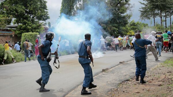 Confrontos entre policiais e manifestantes em 13 de maio, durante protesto, em Bujumbura, contra a candidatura de Nkurunziza a um terceiro mandato - Sputnik Brasil