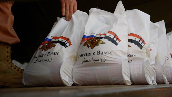 Residentes sírios recebem ajuda de ajuda humanitária russa - Sputnik Brasil