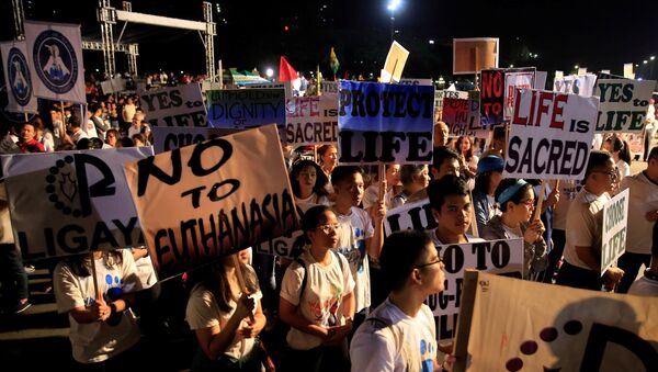 Campanha Pela Vida protesta contra assassinato de usuários de droga e a reintrodução da pena capital nas Filipinas. - Sputnik Brasil