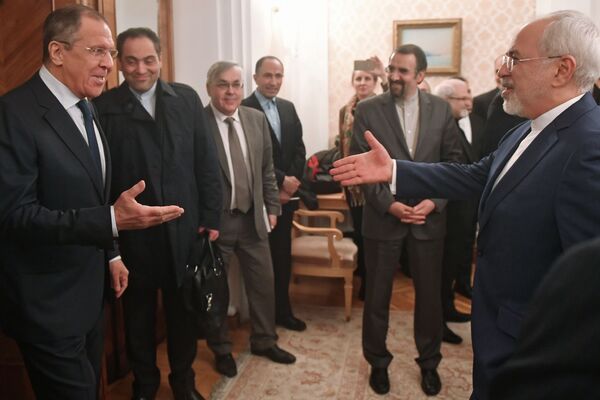 Chanceler russo, Sergei Lavrov (à esquerda) e seu homólogo iraniano (à direita) durante uma reunião bilateral em Moscou - Sputnik Brasil