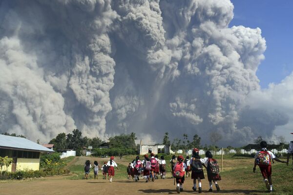 Alunos de escola passeiam em meio à erupção do vulcão Sinabung, na Indonésia - Sputnik Brasil