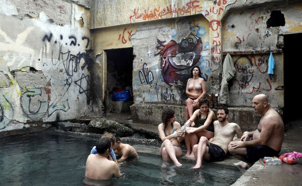 Israelenses em uma piscina de água termal nas Colinas de Golã, territórios junto à fronteira com a Jordânia ocupados por Israel - Sputnik Brasil