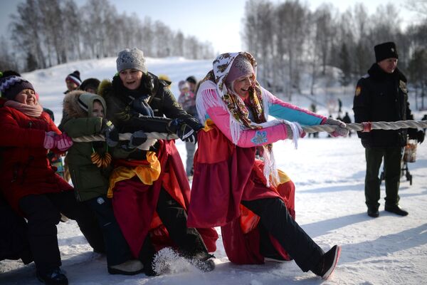 Tradicional jogo da corda, praticado durante os festejos da Maslenitsa, semana russa que marca a despedida do Inverno, similar ao Carnaval - Sputnik Brasil