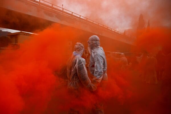 Participantes do Carnaval tomam parte da guerra de farinha colorida, na Grécia - Sputnik Brasil
