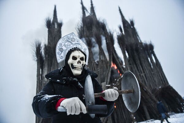 Participante dos festejos da Maslenitsa, festa pagã russa que marca a despedida do Inverno, na região de Kaluga - Sputnik Brasil