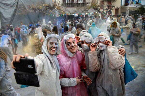 Moças tiram selfie durante as lutas de farinha no Carnaval da Grécia - Sputnik Brasil