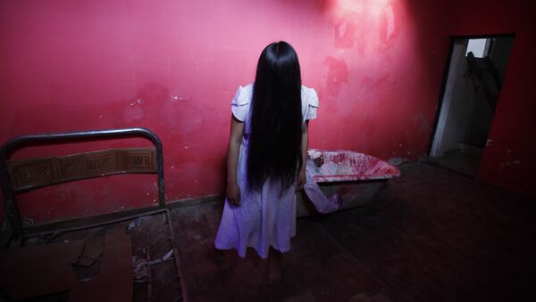 Menina imita protagonista da película O Chamado, a Samara, na Bolívia (foto de arquivo) - Sputnik Brasil