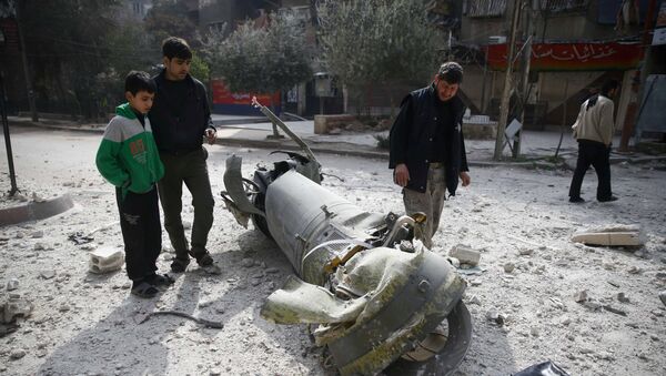 Transeuntes observam restos de mísseis na cidade sitiada de Douma, no leste de Ghouta, em Damasco, Síria, 23 de fevereiro de 2018 - Sputnik Brasil