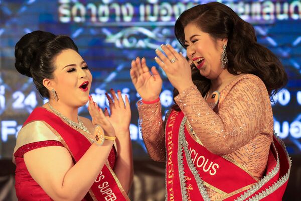 Participante Kwanrapee Boonchaisuk reage ao anúncio da sua vitória no concurso de beleza para mulheres corpulentas Miss Jumbo 2018, na Tailândia, em 24 de fevereiro de 2018 - Sputnik Brasil