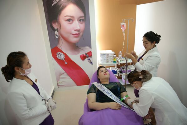 Candidata do concurso de beleza para mulheres corpulentas Miss Jumbo 2018 recebe tratamentos de beleza nas vésperas da final - Sputnik Brasil