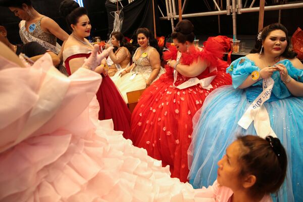 Participantes se preparam para sair ao palco no âmbito da final do concurso de beleza para mulheres corpulentas Miss Jumbo 2018, na Tailândia, em 24 de fevereiro de 2018 - Sputnik Brasil