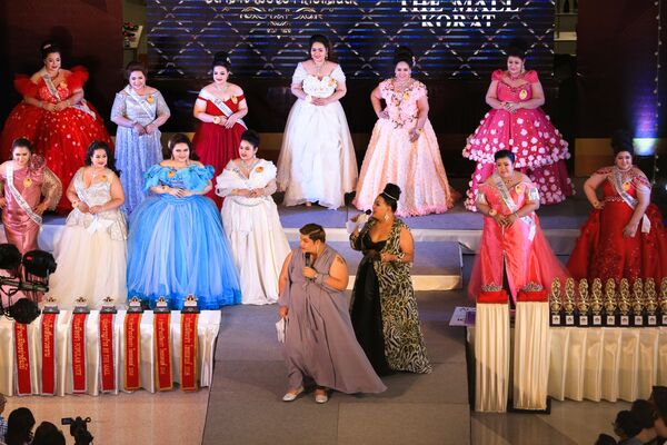 Competidoras tomam parte da cerimônia de condecoração no âmbito do concurso de beleza para mulheres corpulentas Miss Jumbo 2018, na Tailândia, em 24 de fevereiro de 2018 - Sputnik Brasil