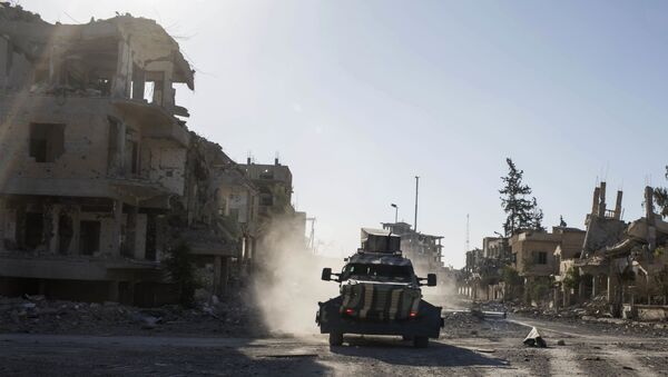 Veículo armado na cidade de Raqqa, Síria - Sputnik Brasil
