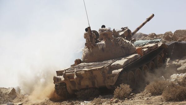 Soldados iemenitas aliados do governo internacionalmente reconhecido em um tanque nos arredores de Sanaa - Sputnik Brasil