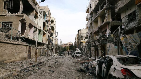 Prédios destruídos na zona cercada de Douma, Ghouta Oriental - Sputnik Brasil