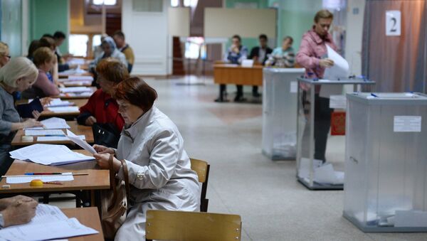 Eleitores em uma sessão de votação em Omsk, na Rússia. - Sputnik Brasil