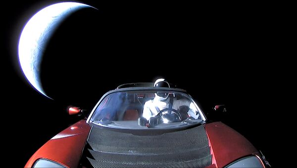 Carro Tesla Roadster voando no espaço após ter sido lançado pelo foguete Falcon Heavy da empresa espacial SpaceX - Sputnik Brasil