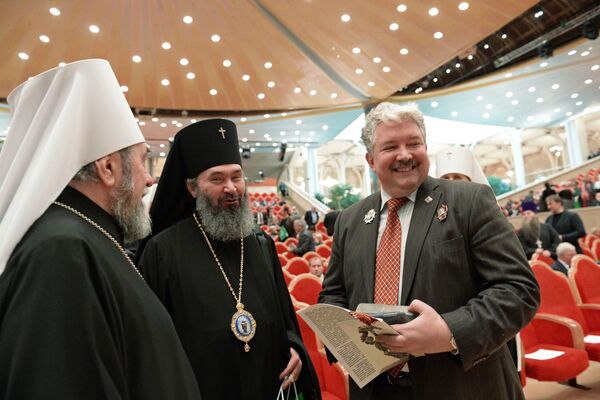 Sergei Baburin junto com sacerdotes da Igreja Ortodoxa Russa durante cerimônia de abertura do XIX Congresso do Povo Russo - Sputnik Brasil