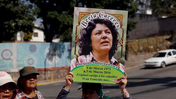Em Honduras, ativista segura foto de Berta Caceres, ativista indígena de de causas do meio ambiente, durante um protesto no dia internacional da mulher. Berta foi morta a tiros em sua casa em 2016. - Sputnik Brasil