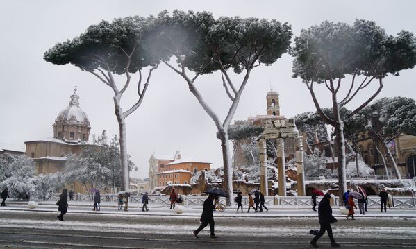 Pessoas caminham por Roma coberta de neve - Sputnik Brasil