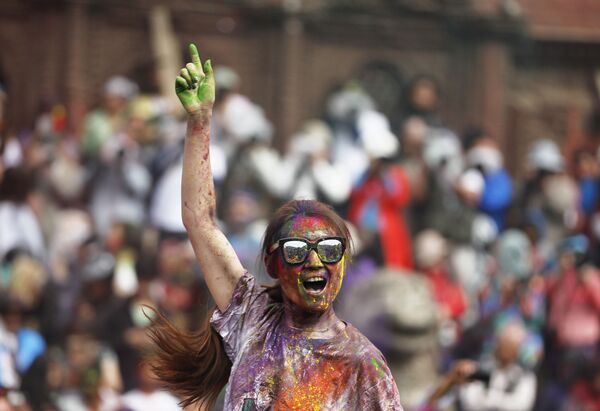 Turista durante comemoração do tradicional festival Holi em Katmandu, Nepal - Sputnik Brasil