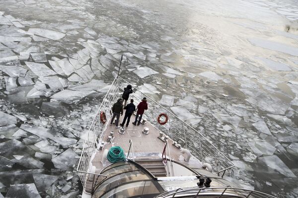 Passageiros de barco turístico que circula no rio Moscou - Sputnik Brasil
