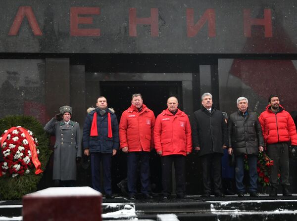 Presidente do Comitê da Duma de Estado para assuntos agrários Vladimir Kashin (terceiro da esquerda), o candidato Pavel Grudinin (terceiro da direita) e o líder do Partido Comunista Gennady Zyuganov (quarto da direita) durante a cerimônia de deposição de flores no Mausoléu de Lenin por ocasião do 94º aniversário da morte de Vladimir Lenin - Sputnik Brasil
