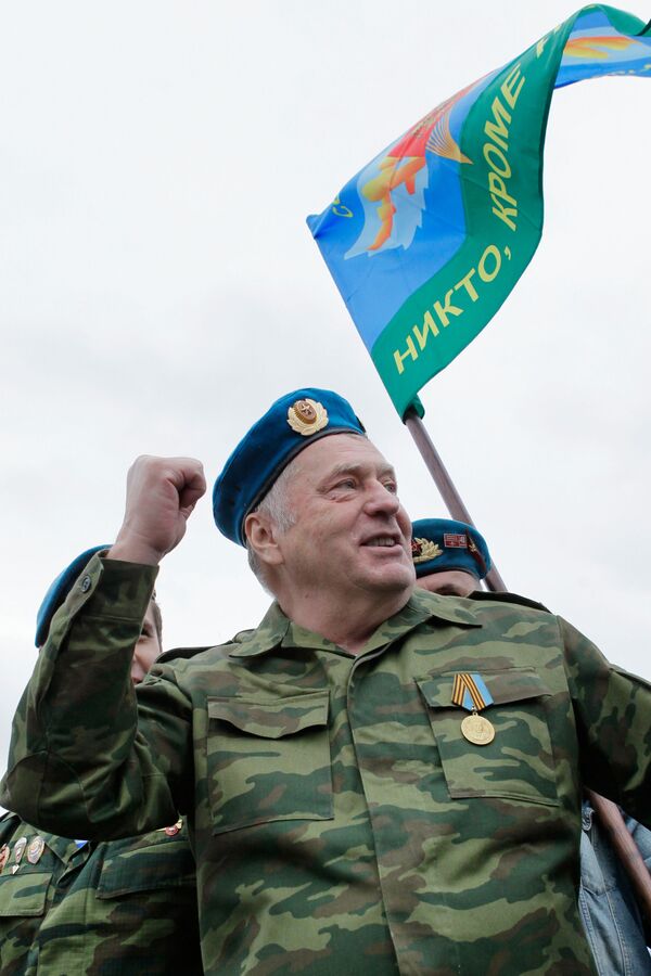 Líder do Partido Liberal Democrata da Rússia, Vladimir Zhirinovsky, participa do festejo do Dia das Tropas Paraquedistas da Rússia - Sputnik Brasil