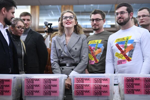 Ksenia Sobchak e seus apoiantes entregam as assinaturas em apoio à sua candidatura na Comissão Eleitoral Central da Rússia - Sputnik Brasil