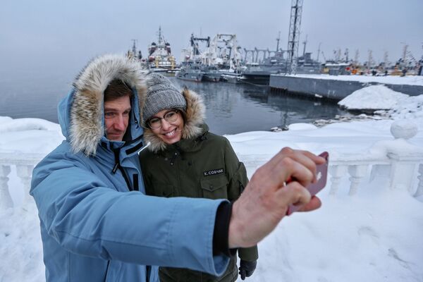 Ksenia Sobchak e Anton Krasovsky, integrante da sua equipe eleitoral, tiram uma selfie na cidade de Severomorsk durante uma visita no âmbito da campanha, em 2018 - Sputnik Brasil