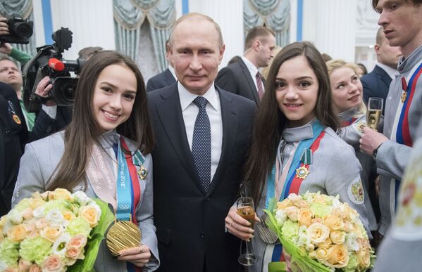 Vladimir Putin e as medalhistas de patinação artística nas Olimpíadas de Inverno de PyeongChang, Alina Zagitova (à esquerda) e Yevgenia Medvedeva (à direita), em fevereiro de 2018 - Sputnik Brasil