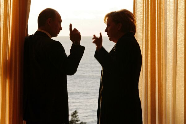 O presidente russo, Vladimir Putin, e a chanceler alemã, Angela Merkel, se reúnem na residência presidencial em Sochi, em 1 de janeiro de 2007 - Sputnik Brasil