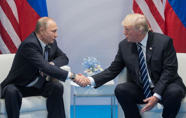 O presidente da Rússia, Vladimir Putin, e seu homólogo estadunidense, Donald Trump, falam nas margens da cúpula do G20, na Alemanha, em 2017 - Sputnik Brasil