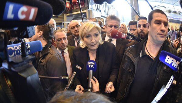 Marine Le Pen fala a jornalistas enquanto visita a 55ª Feira Internacional de Agricultura (Salon de l'Agriculture) no centro de exposições Porte de Versailles. - Sputnik Brasil
