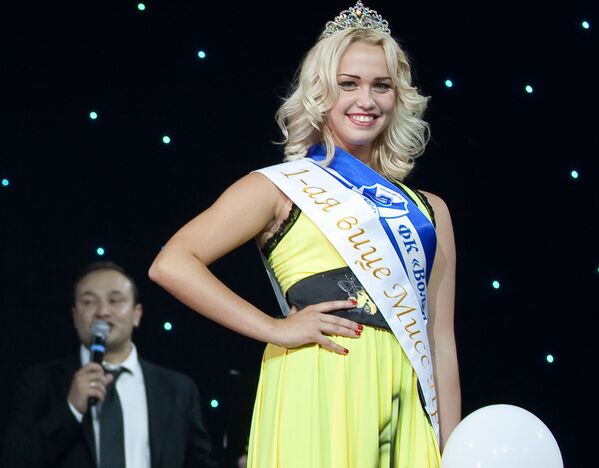 Candidata ao Miss Terra de 2018, Daria Kartyshova, participando de um concurso russo de líderes de torcida de futebol, em 2012 - Sputnik Brasil
