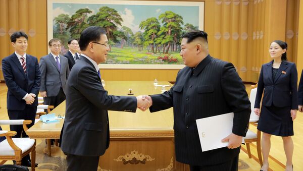O líder norte-coreano, Kim Jong-un, e o conselheiro de segurança nacional sul-coreano, Chung Eui-yong, durante o encontro em Pyongyang, 6 de março - Sputnik Brasil